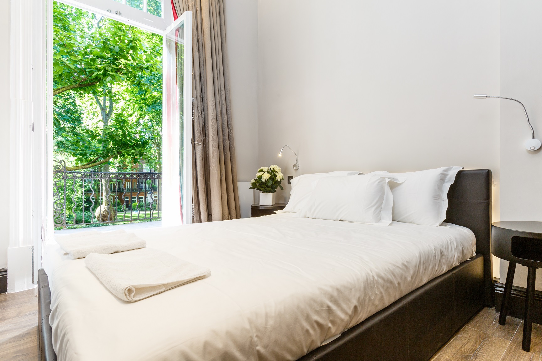 Lovelydays luxury service apartment rental - Kensington - Bramham Gardens - Lovelysuite - 3 bedrooms - 2 bathrooms - Single bed - 596b9d689a0f - Lovelydays