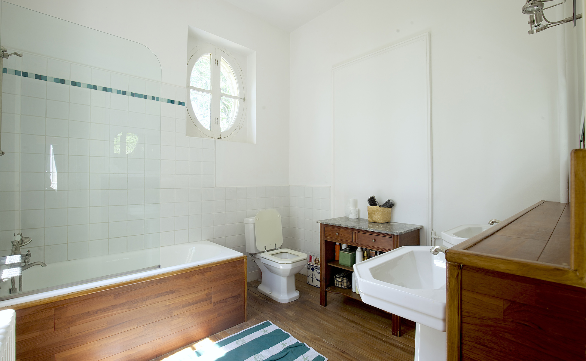 Lovelydays luxury service apartment rental - Libourne - Chateau de JUNAYME - Lovelysuite - 7 bedrooms - 6 bathrooms - Large bathtub - 60dd2ff4198e - Lovelydays