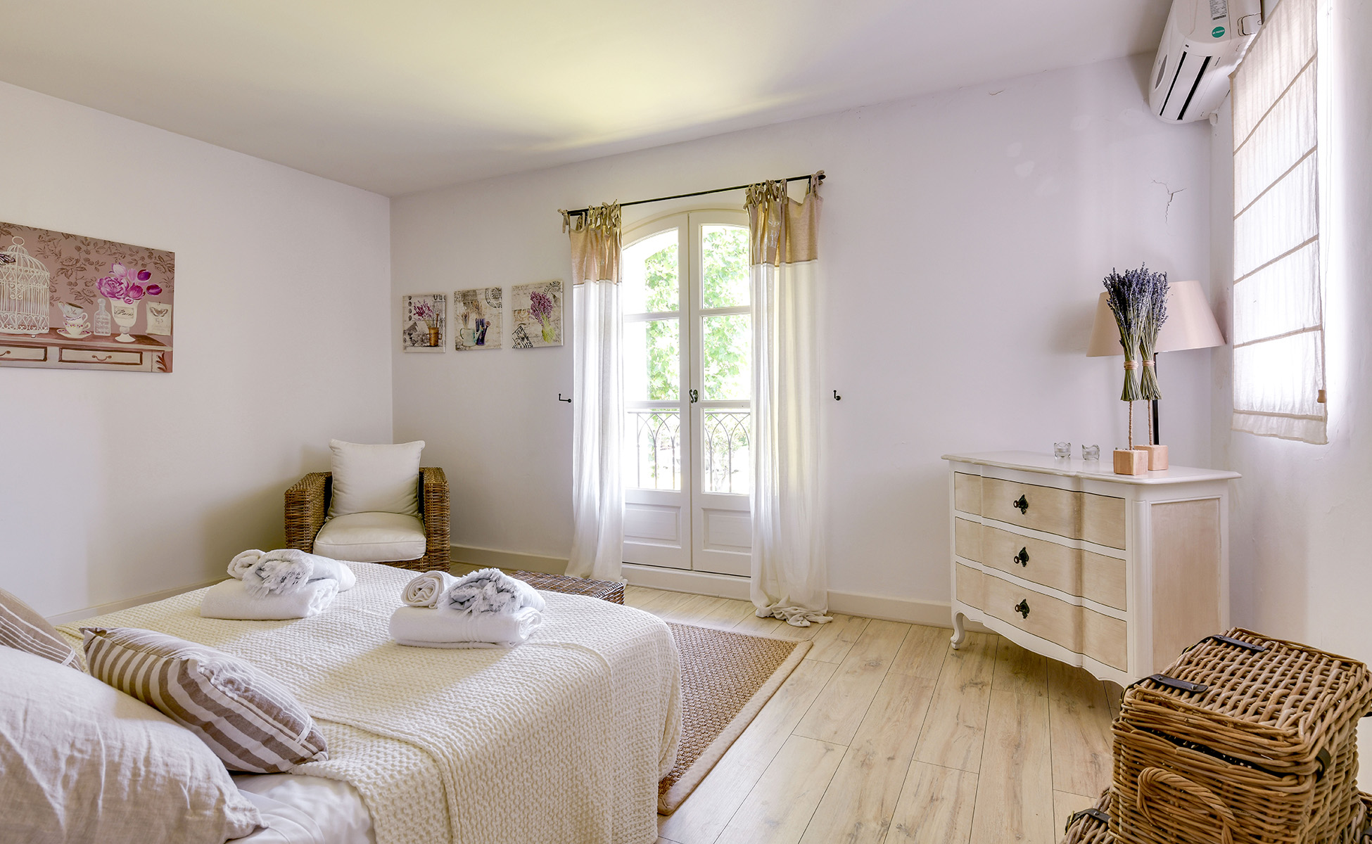 Lovelydays luxury service apartment rental - St Rémy de Provence and surroundings - Mas Ameu - Partner - 6 bedrooms - 6 bathrooms - Queen bed - 1a040532cd2e - Lovelydays