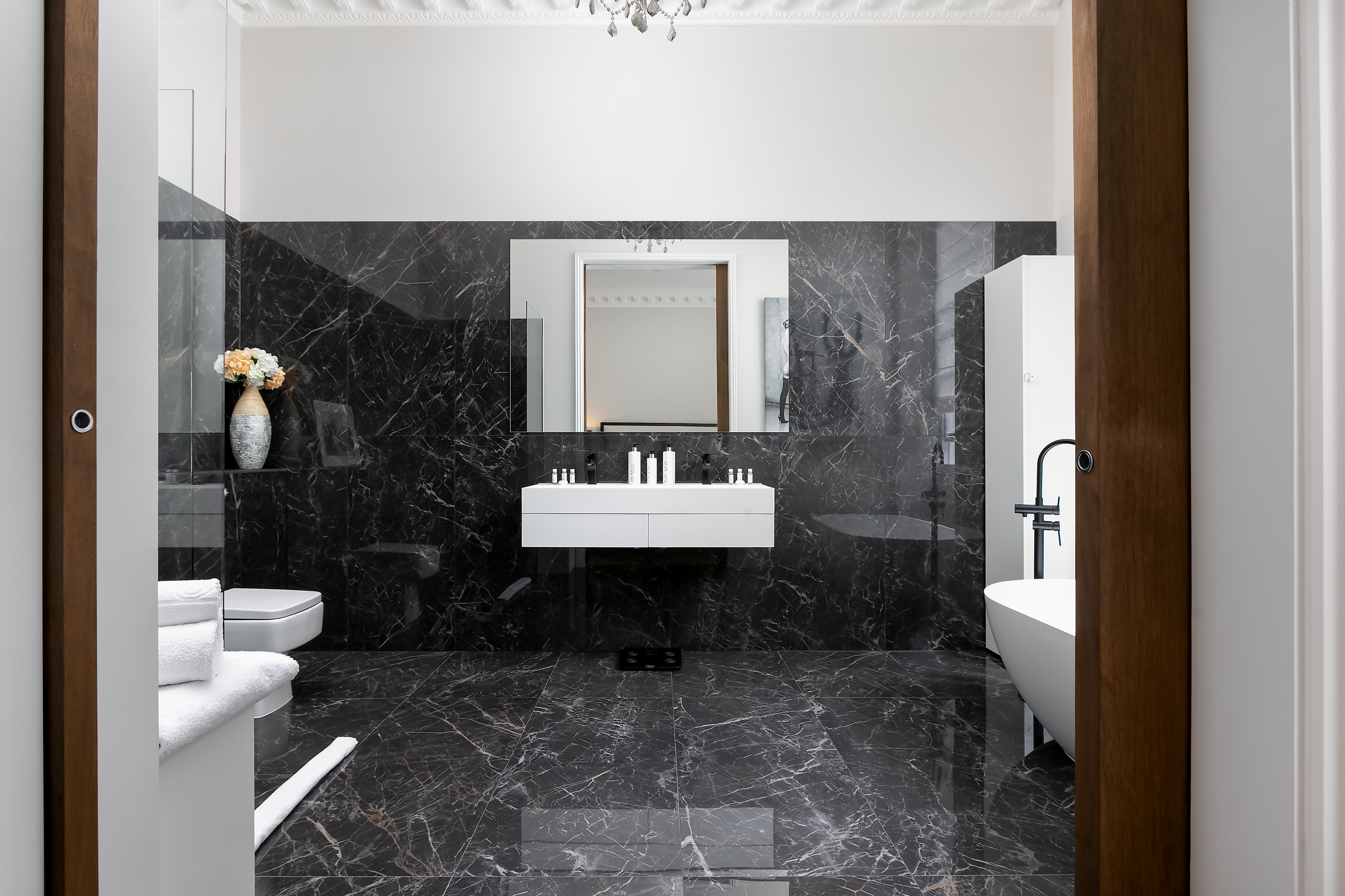 Lovelydays luxury service apartment rental - London - Belgravia - Eccleston House - Owner - 4 bedrooms - 4 bathrooms - Beautiful bathtub - d09f8f5575fb - Lovelydays
