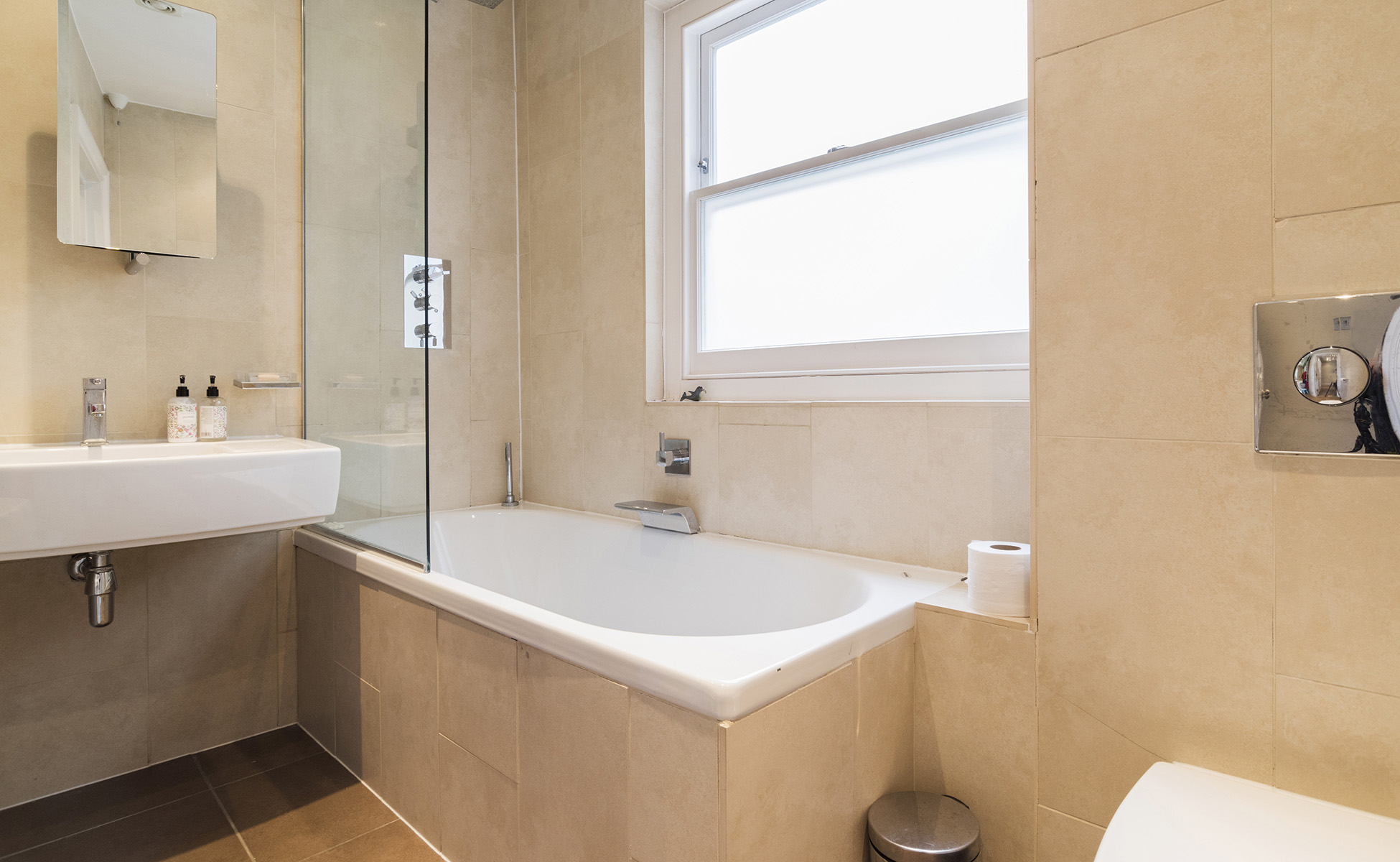 Lovelydays luxury service apartment rental - London - Fulham - Gironde road - Lovelysuite - 4 bedrooms - 2 bathrooms - Beautiful bathtub - e10d7988290b - Lovelydays