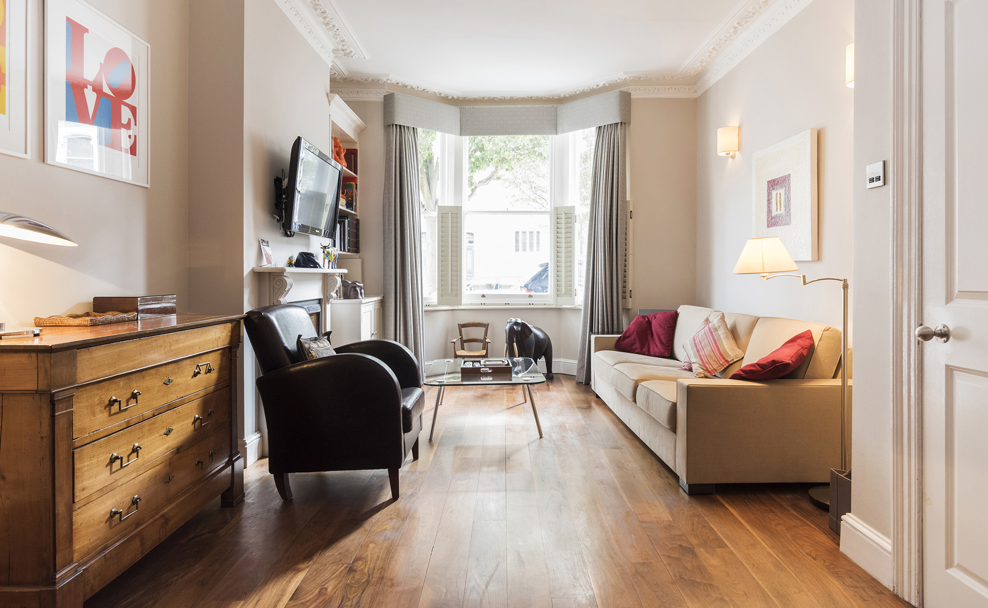 Lovelydays luxury service apartment rental - London - Fulham - Gironde road - Lovelysuite - 4 bedrooms - 2 bathrooms - Luxury living room - dbf091df8481 - Lovelydays