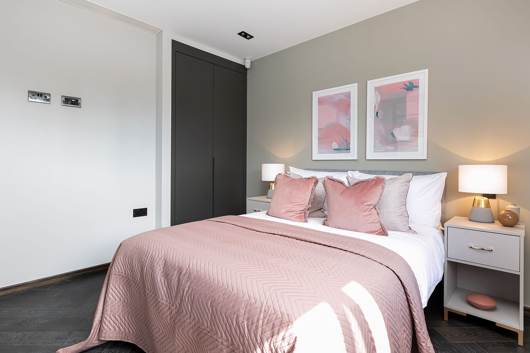 Lovelydays luxury service apartment rental - Soho - Great Marlborough St VIII - Lovelysuite - 3 bedrooms - 3 bathrooms - Queen bed - 5 star serviced apartments in london - 259556f575aa - Lovelydays