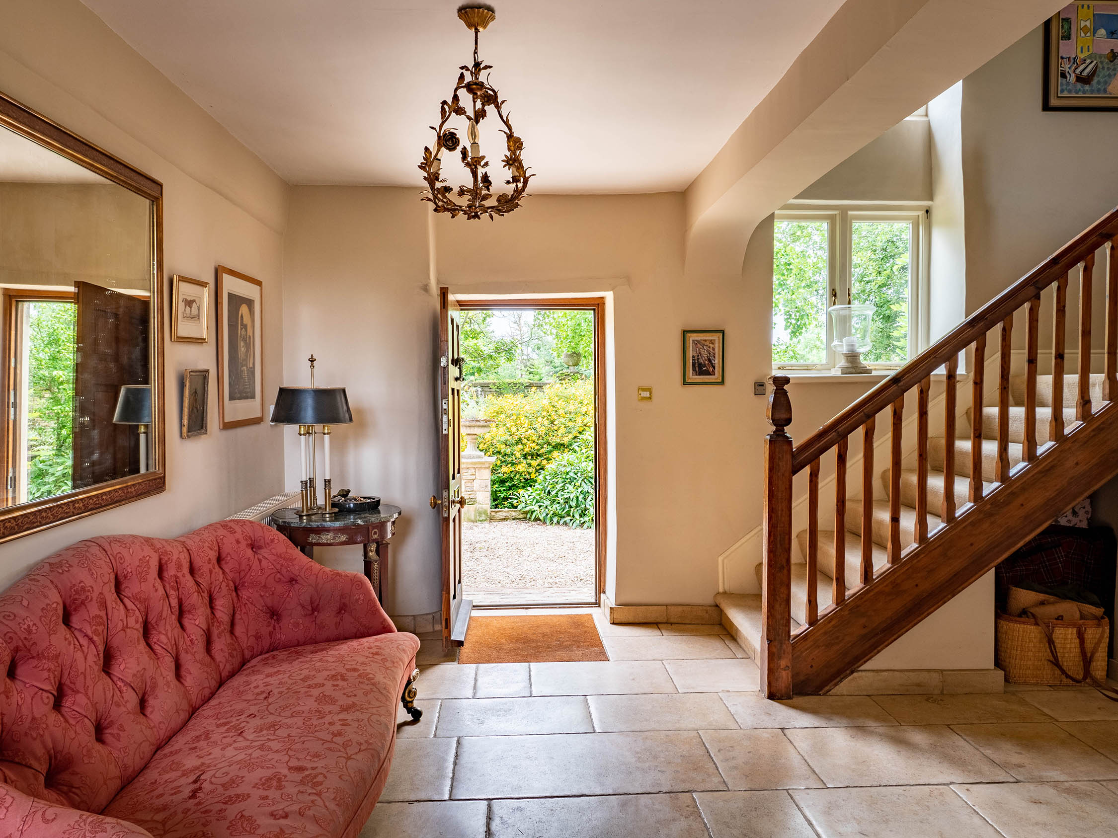 <p>Lovelydays Luxury Rentals introduce you pictures of a charming house in the heart of United Kingdom</p>