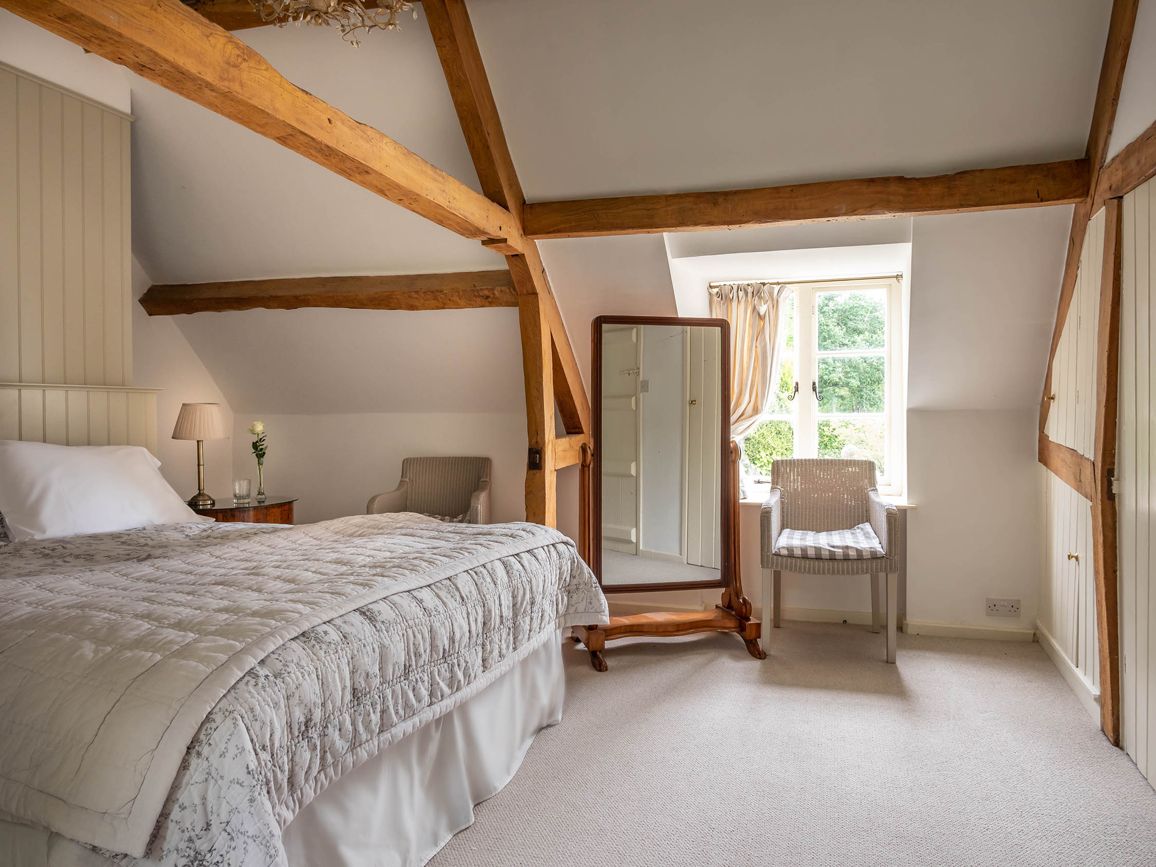 <p>Lovelydays Luxury Rentals introduce you pictures of a charming house in the heart of United Kingdom</p>