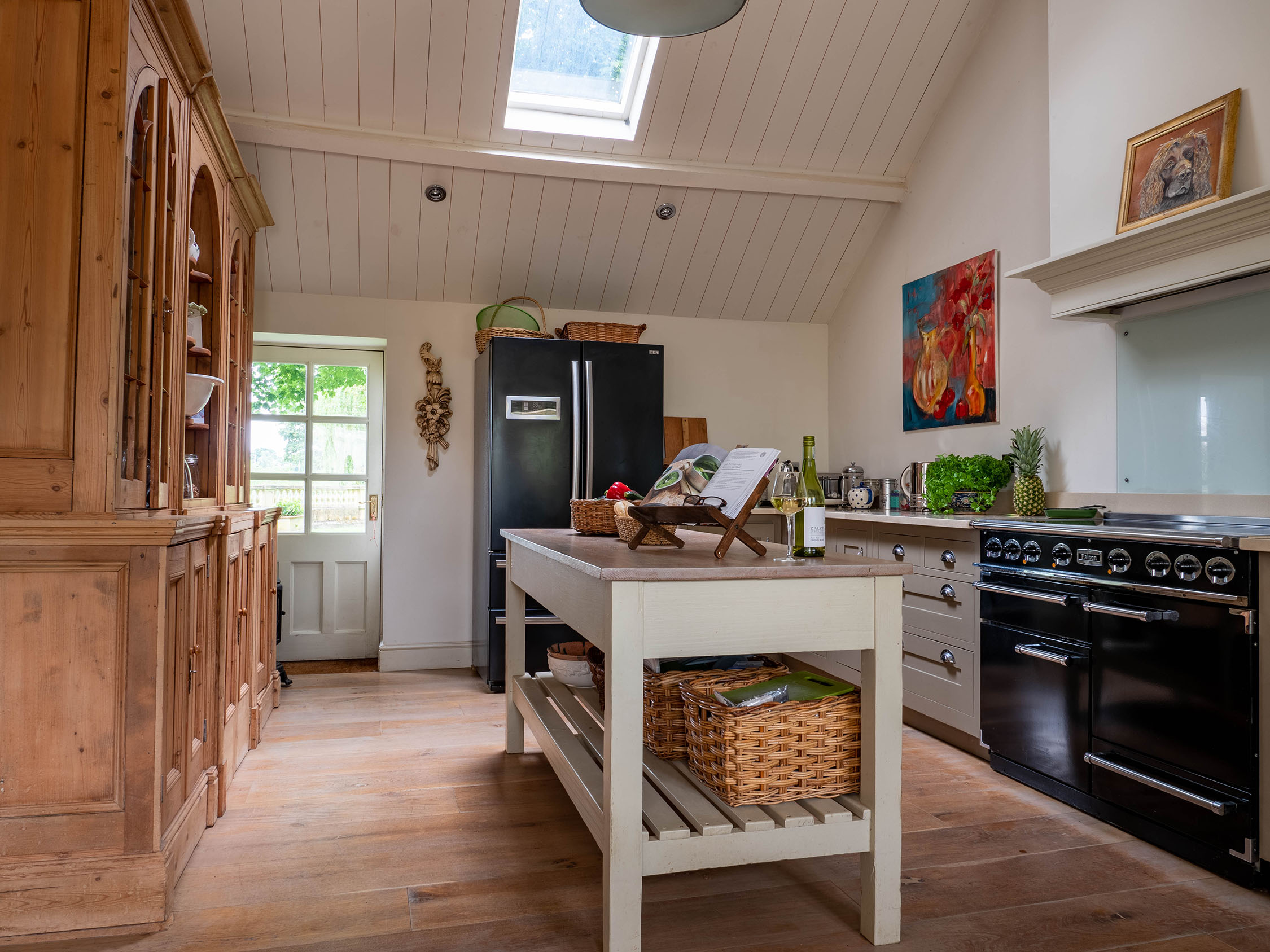 <p>Lovelydays Luxury Rentals introduce you pictures of a charming house in the heart of United Kingdom</p>