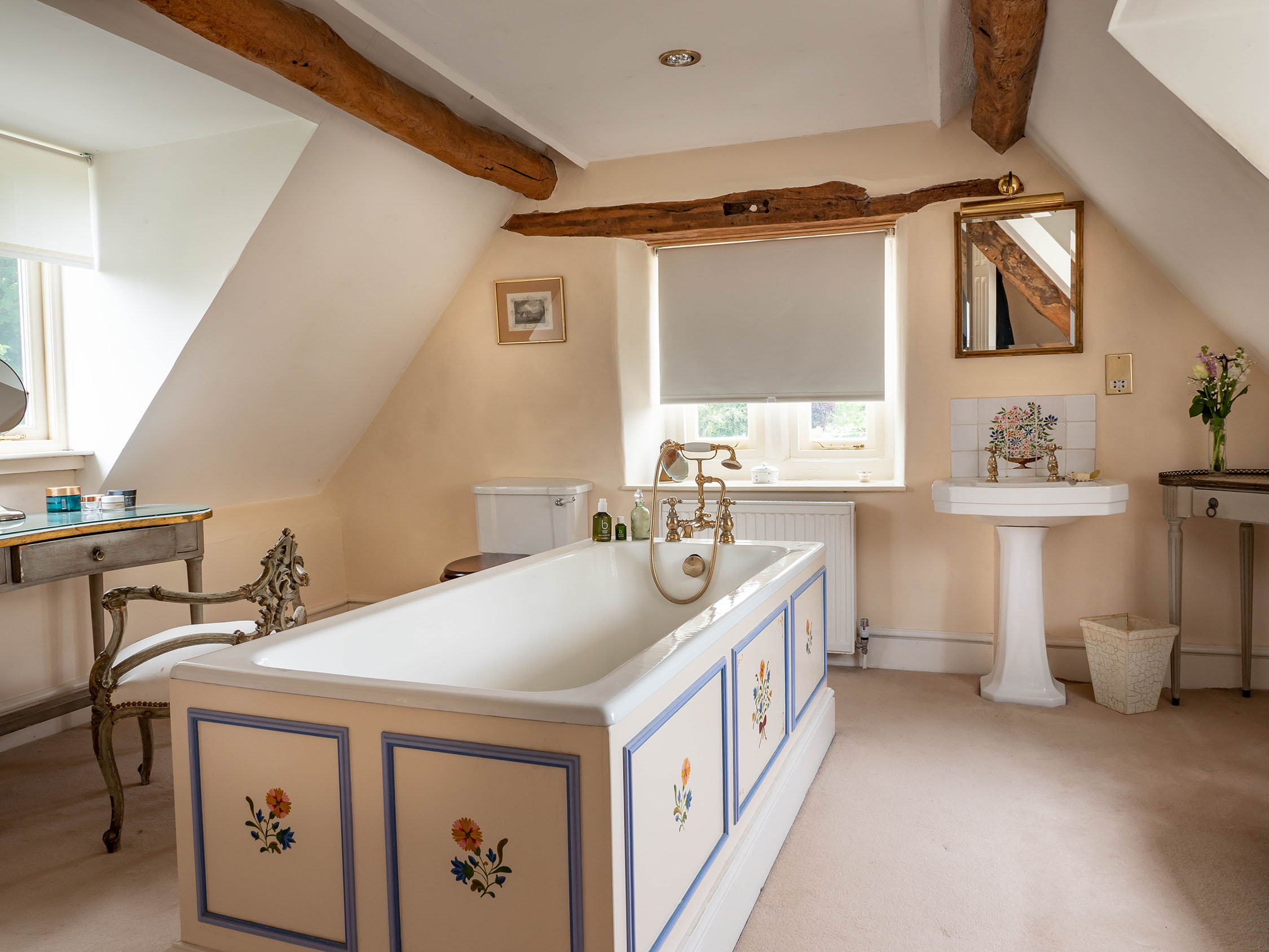 <p>Lovelydays Luxury Rentals introduce you pictures of a charming house in the heart of United Kingdom</p>