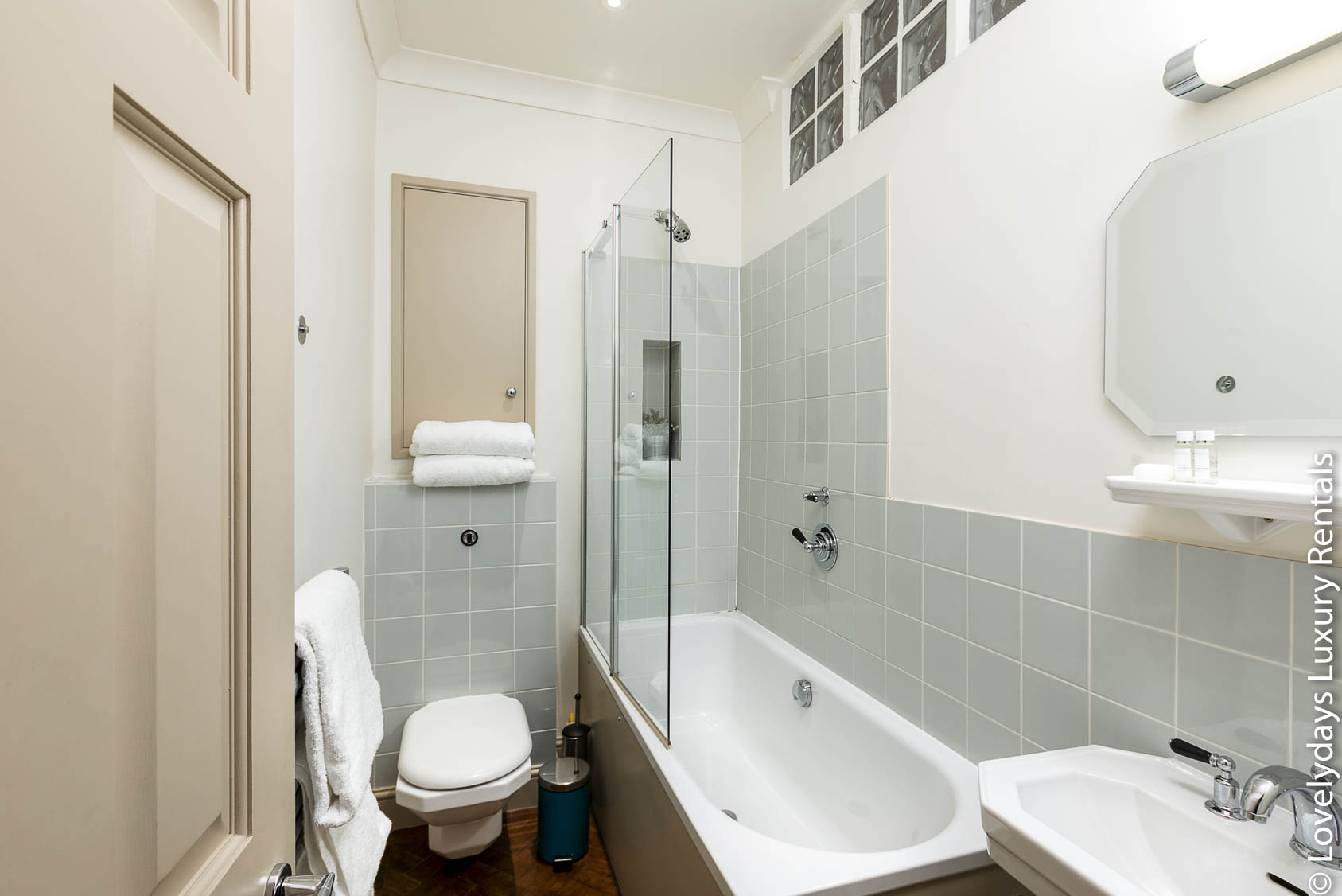 Lovelydays luxury service apartment rental - London - Covent Garden - Neal Street - Lovelysuite - 2 bedrooms - 1 bathrooms - Large bathtub - 1dd759e2cd52 - Lovelydays