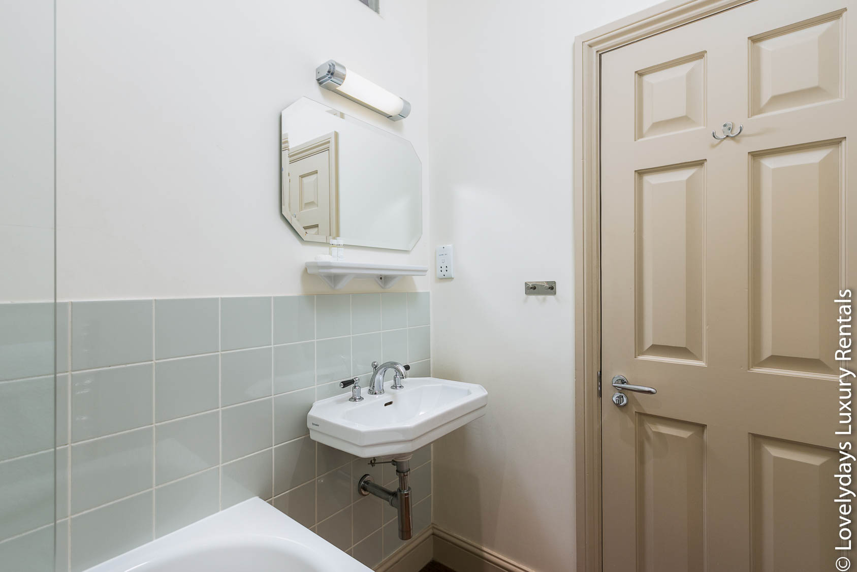 Lovelydays luxury service apartment rental - London - Covent Garden - Neal Street - Lovelysuite - 2 bedrooms - 1 bathrooms - Large bathtub - 028719421e05 - Lovelydays
