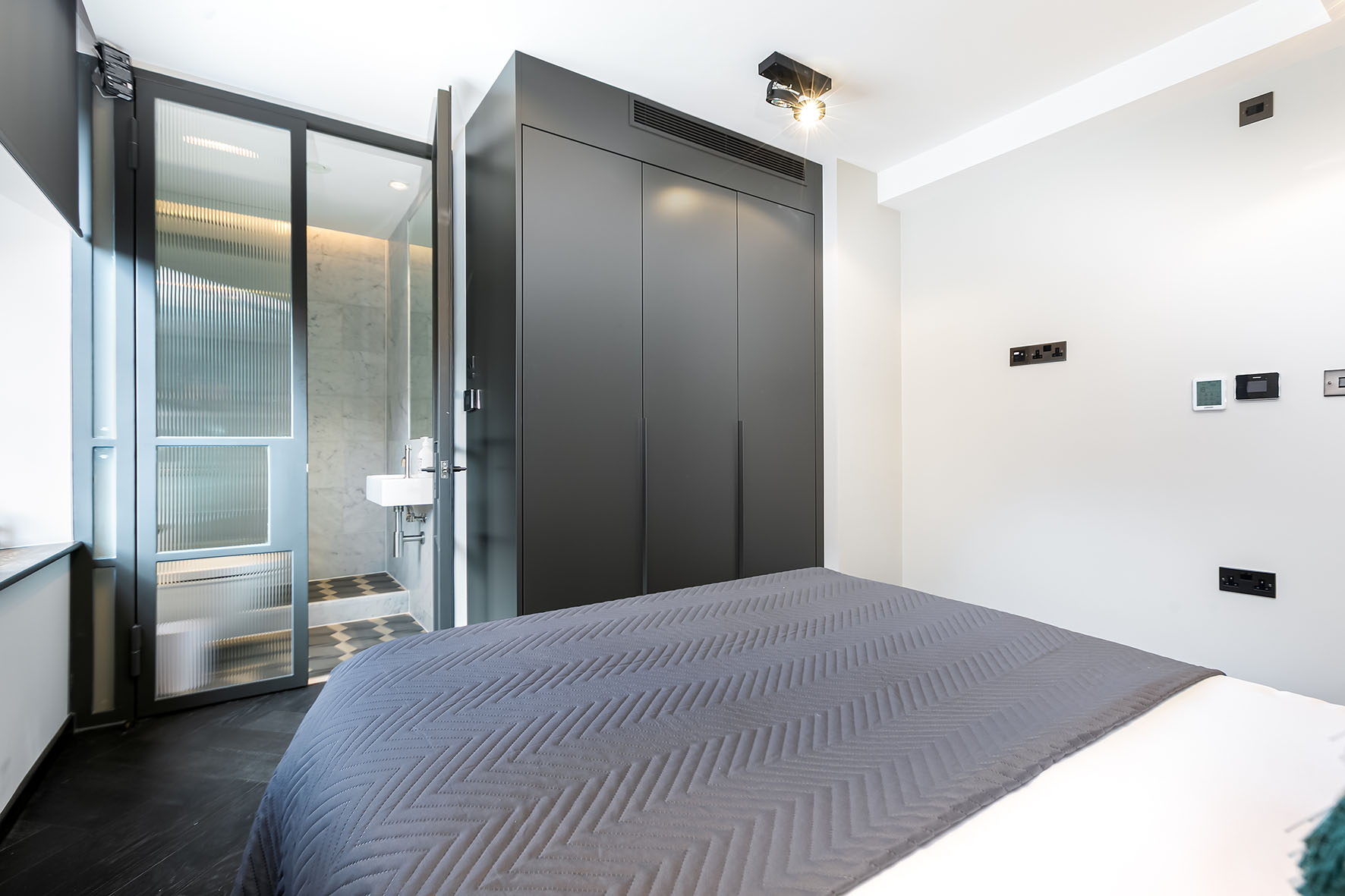 Lovelydays luxury service apartment rental - Soho - Noel Street VI - Lovelysuite - 2 bedrooms - 2 bathrooms - Queen bed - luxury apartment in london - 57b59932e7a9 - Lovelydays