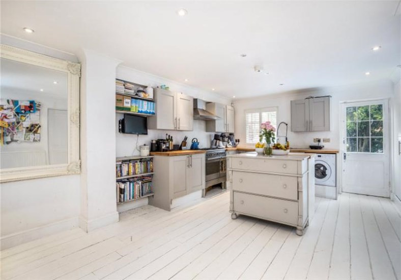 Lovelydays Luxury Rentals introduce you pictures of charming family mews in the heart of Nottin Hill