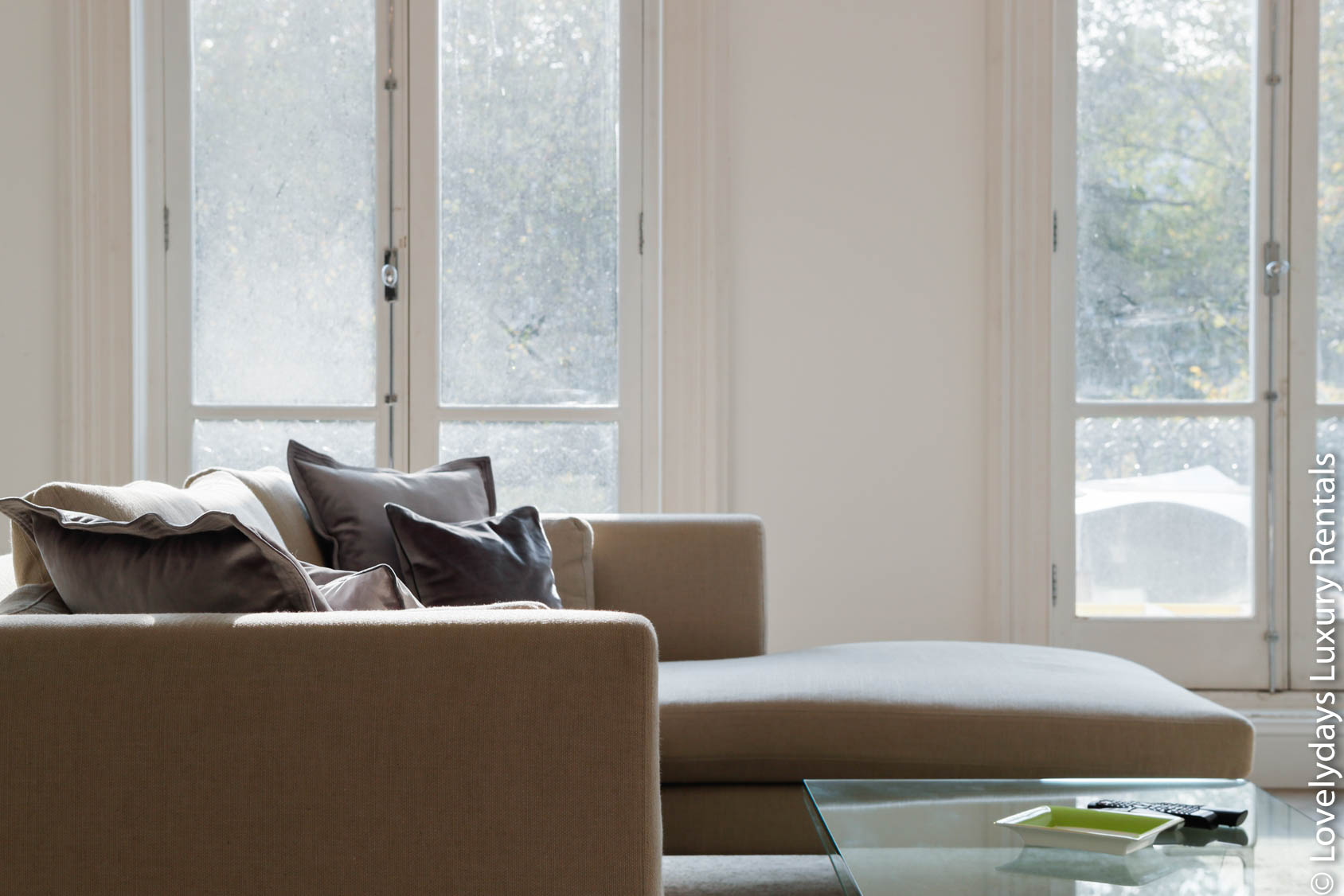 Lovelydays Luxury Rentals introduce you pictures of a huge design flat in Kensington, London.