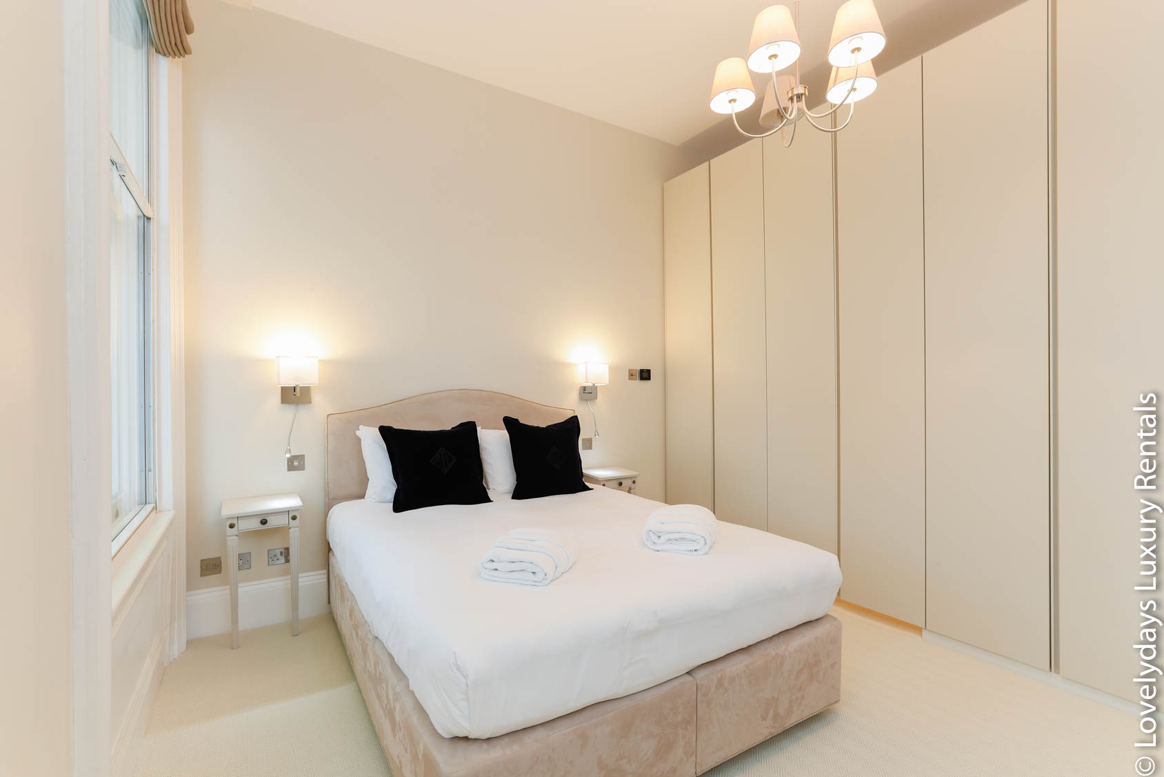 Lovelydays Luxury Rentals introduce you pictures of a huge design flat in Kensington, London.