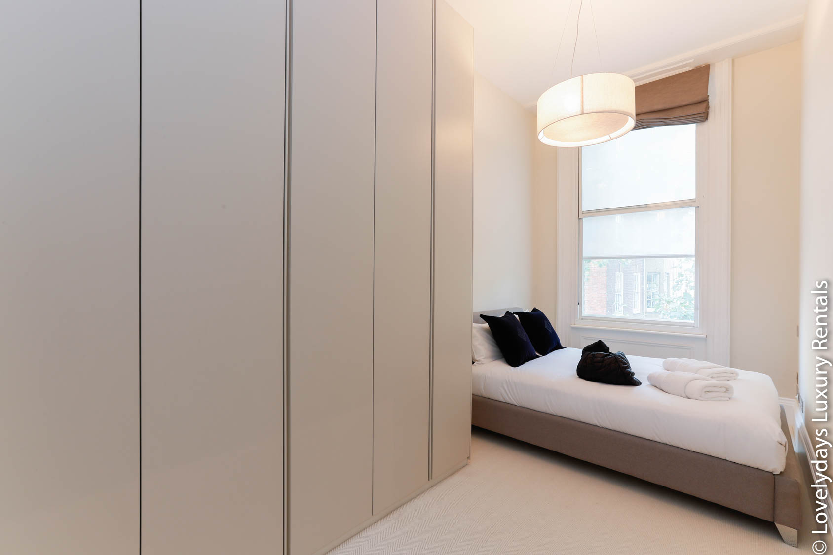 Lovelydays Luxury Rentals introduce you pictures of a huge design flat in Kensington, London.