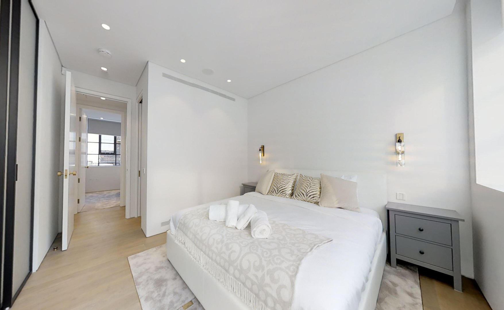 <p>Lovelydays Luxury Rentals introduce you pictures of a charming house in the heart of Soho</p>