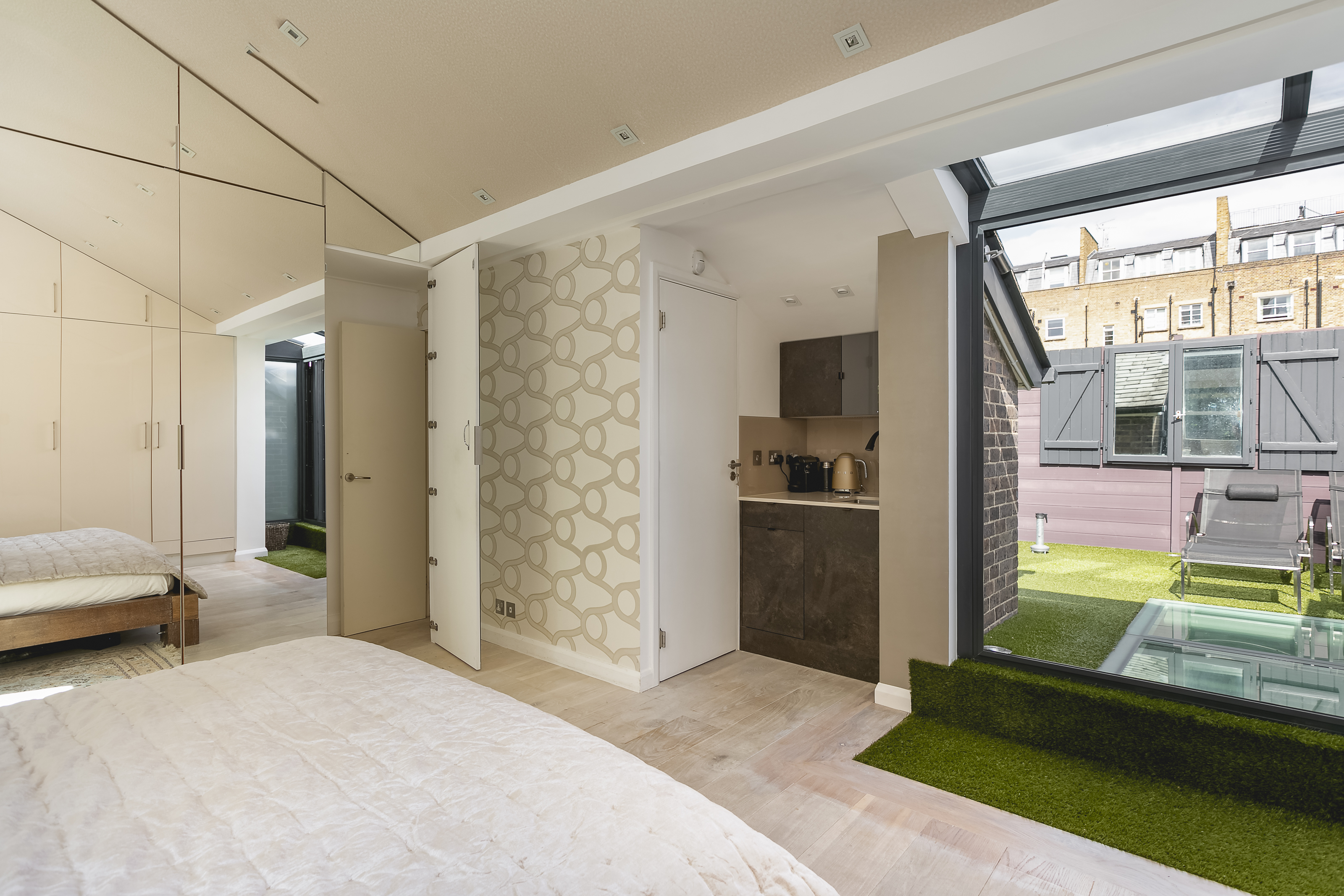 <p>Lovelydays Luxury Rentals introduce you pictures of a charming house in the heart of Kensington</p>