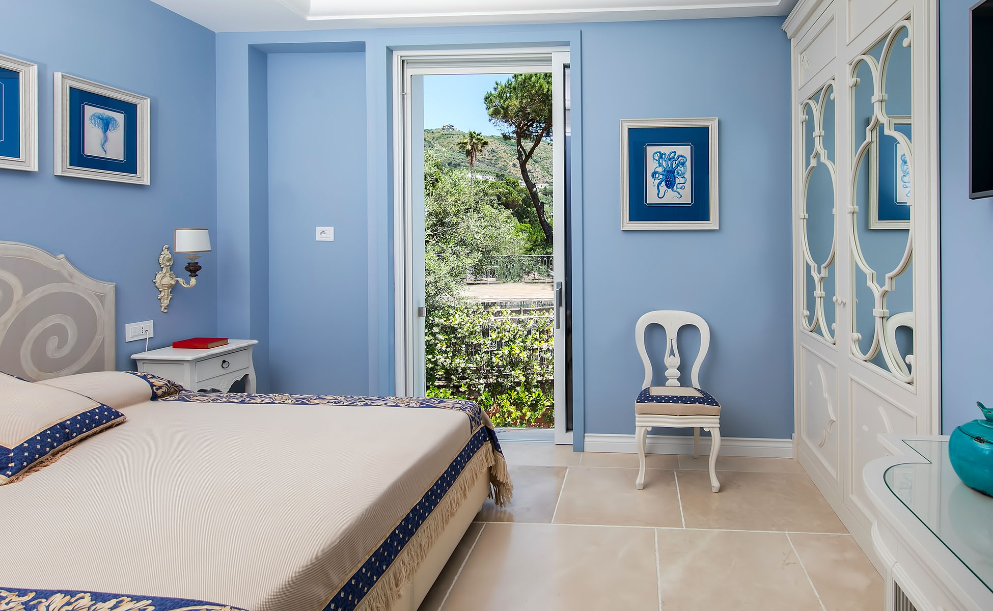 <p>Lovelydays Luxury Rentals introduce you pictures of a charming house in the heart of Amalfi Coast</p>