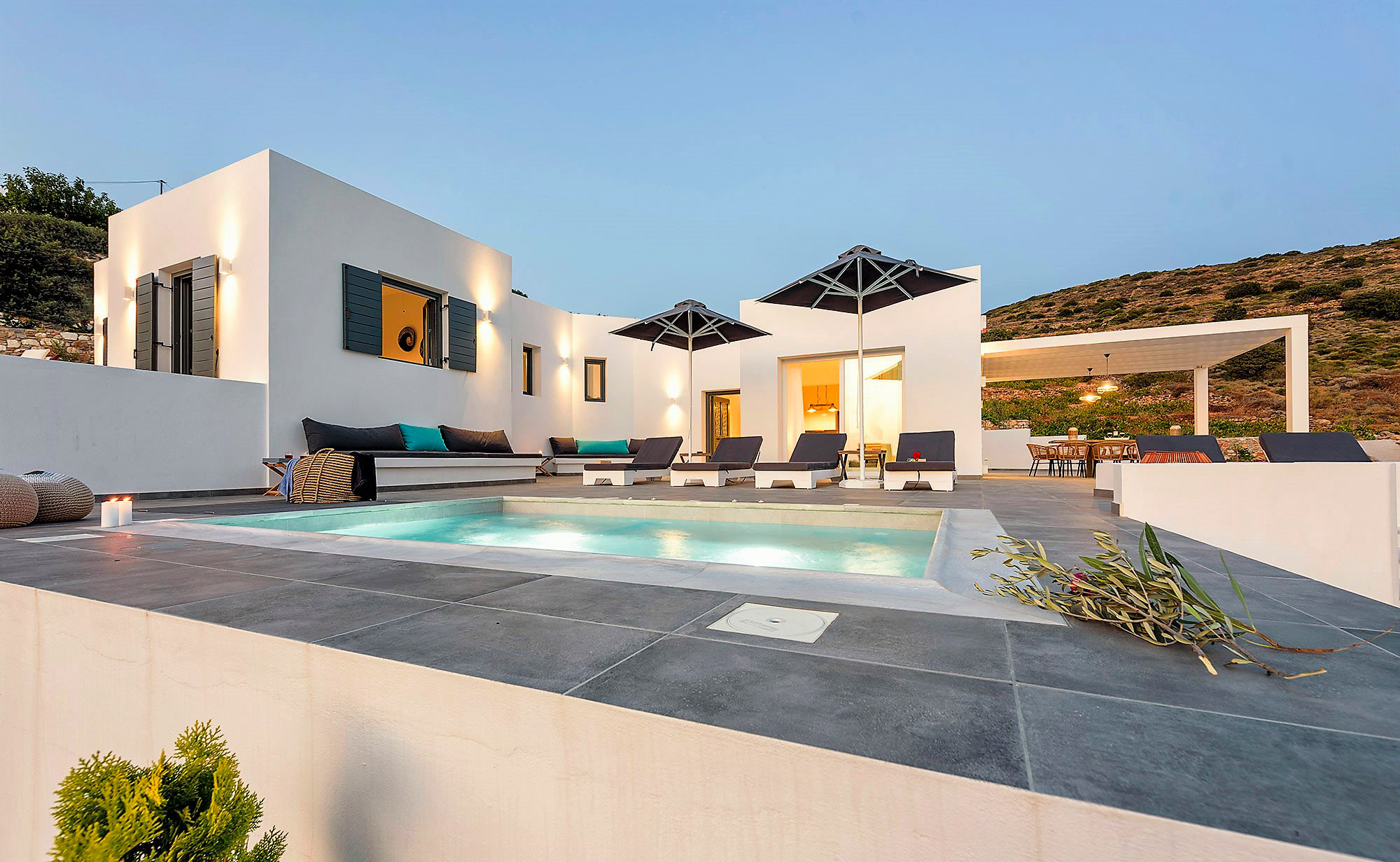 <p>Lovelydays Luxury Rentals introduce you pictures of a charming house in the heart of Paros</p>
