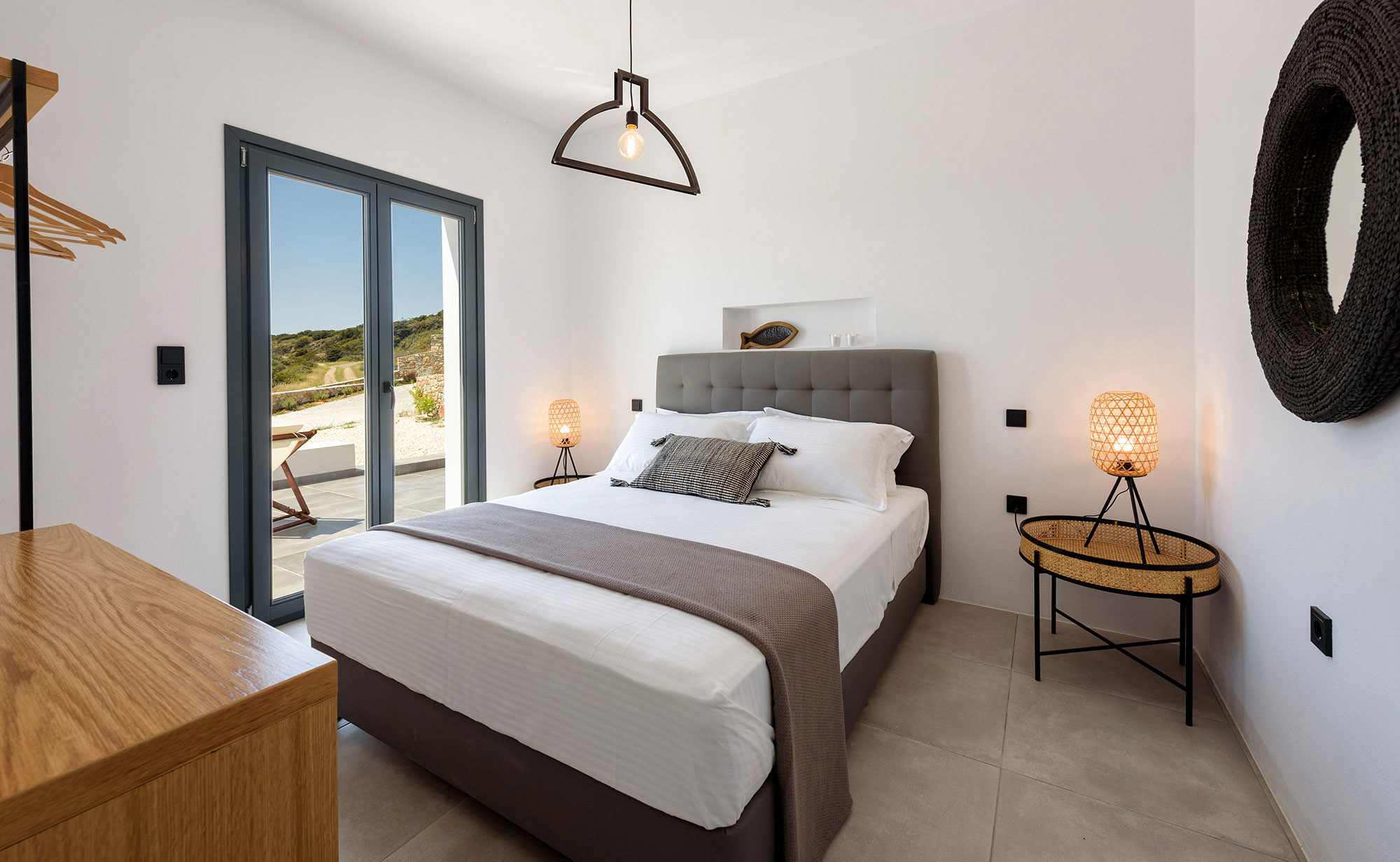 <p>Lovelydays Luxury Rentals introduce you pictures of a charming house in the heart of Paros</p>