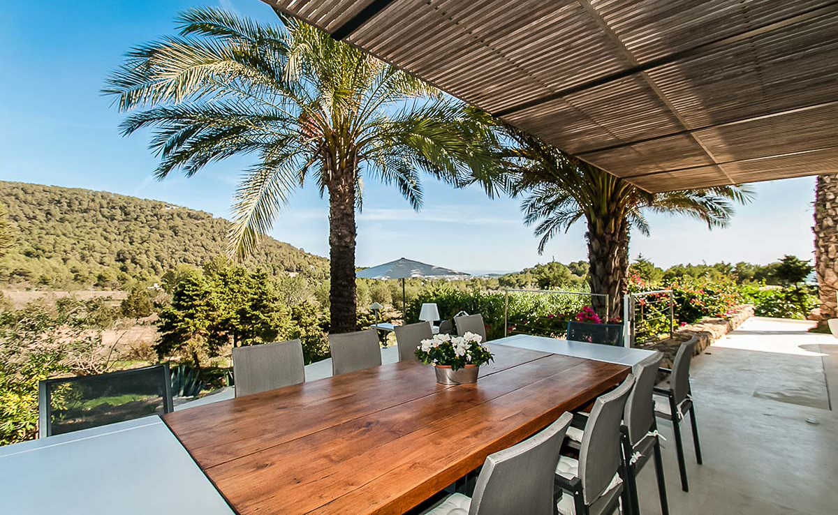 <p>Lovelydays Luxury Rentals introduce you pictures of a charming house in the heart of Ibiza</p>