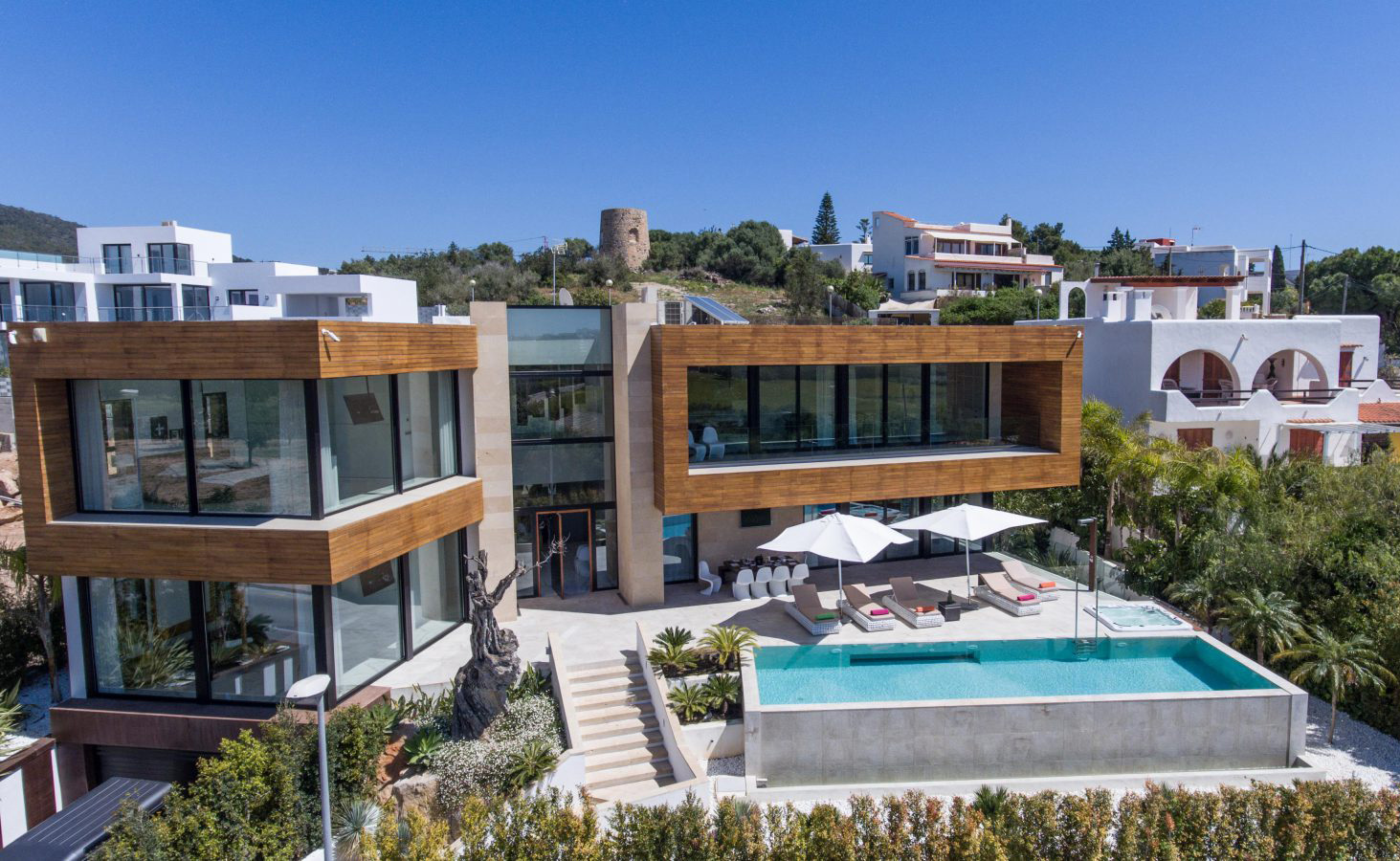 <p>Lovelydays Luxury Rentals introduce you pictures of a charming house in the heart of Ibiza</p>