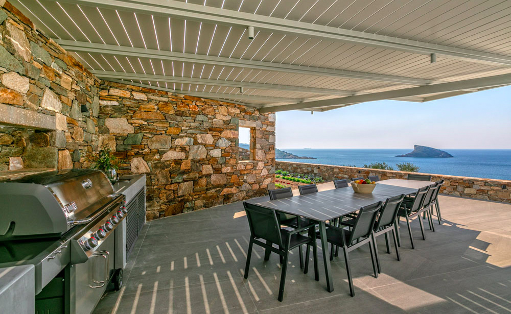 <p>Lovelydays Luxury Rentals introduce you pictures of a charming house in the heart of Syros</p>