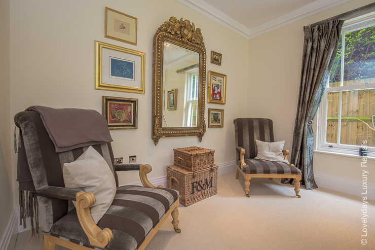 Lovelydays Luxury Rentals introduce you pictures of Wolsey Road in the heart of East Molesey, London.
