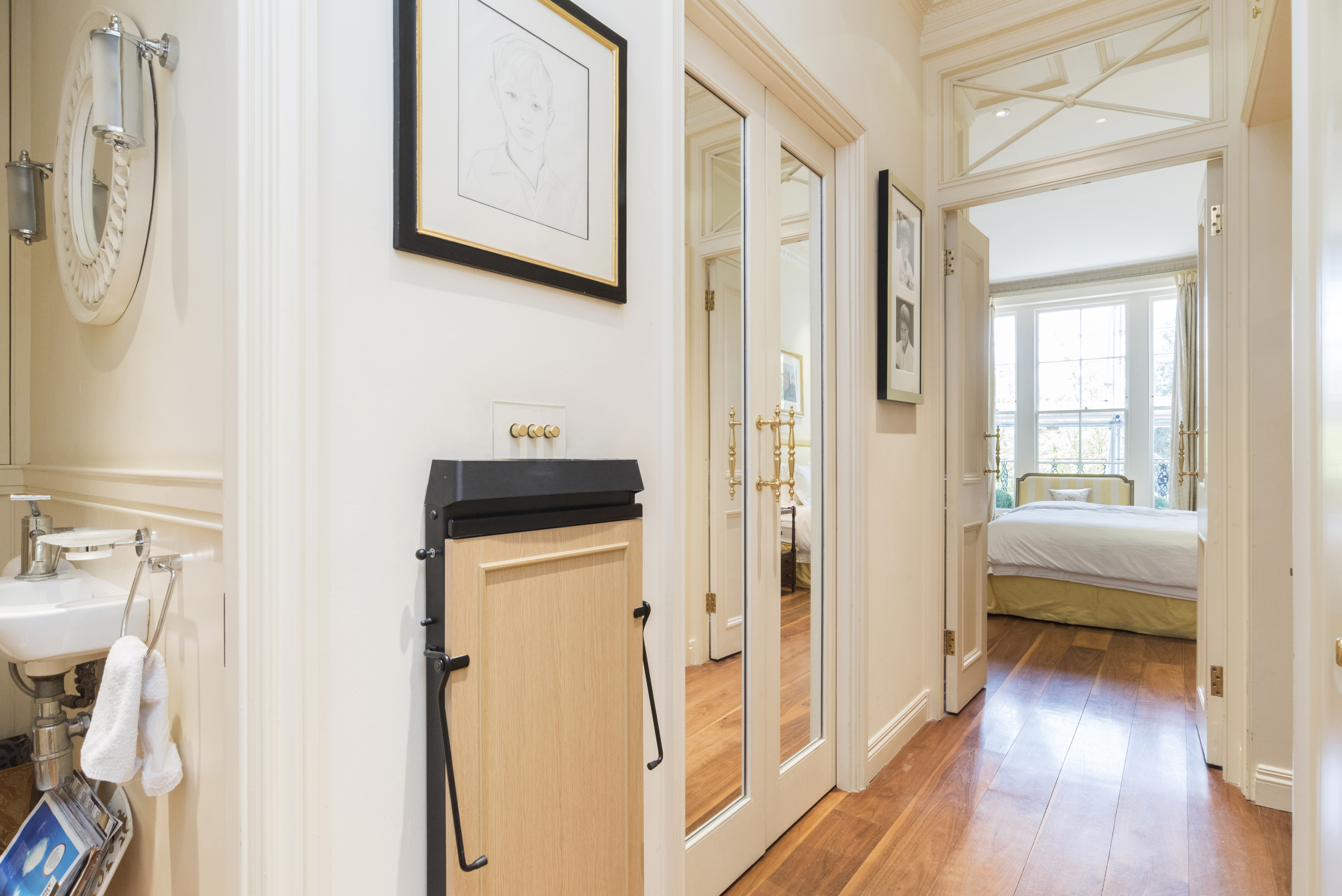 Lovelydays Luxury Rentals introduce you pictures of a huge charming house in Kensington, London.