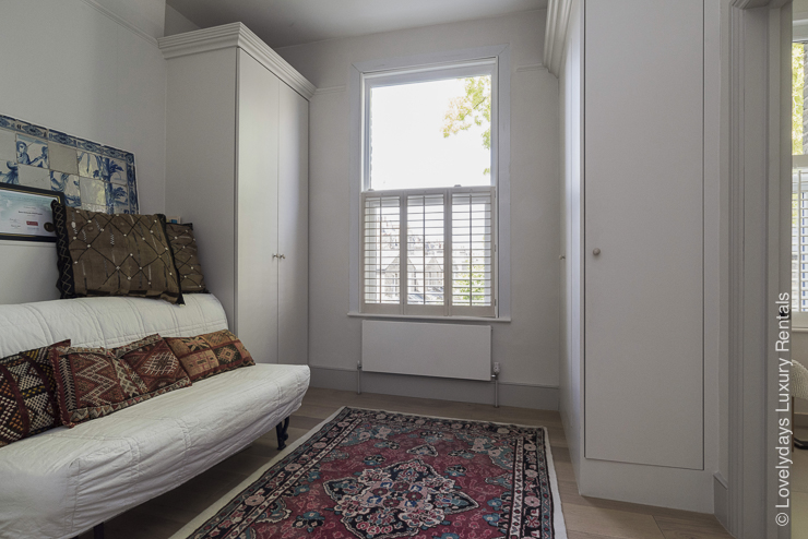 Lovelydays Luxury Rentals introduce you pictures of a huge charming house in Fulham, London.