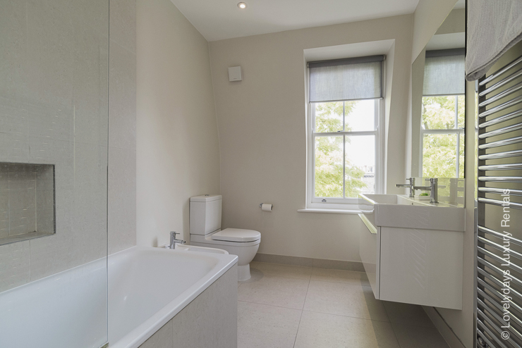 Lovelydays Luxury Rentals introduce you pictures of a huge charming house in Fulham, London.