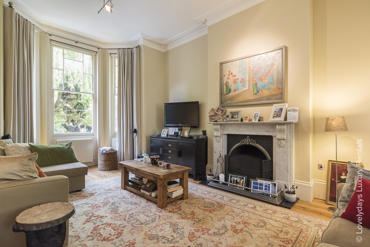Lovelydays Luxury Rentals introduce you pictures of a huge charming house in Primrose Gardens, London.