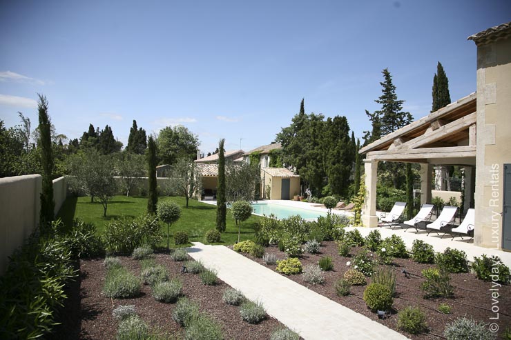 <p>Lovelydays Luxury Rentals introduce you pictures of the provencal villa Saint Rémy in Saint Rémy de Provence , France.</p>