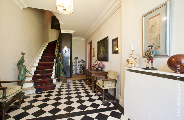 Lovelydays Luxury Rentals introduce you pictures of a beautiful apartment in the heart of Paris.