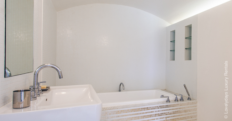 Lovelydays luxury service apartment rental - France - French South East - Villa la Gardiole - Lovelysuite - 5 bedrooms - 5 bathrooms - Beautiful bathtub - 2352bd5e359c - Lovelydays