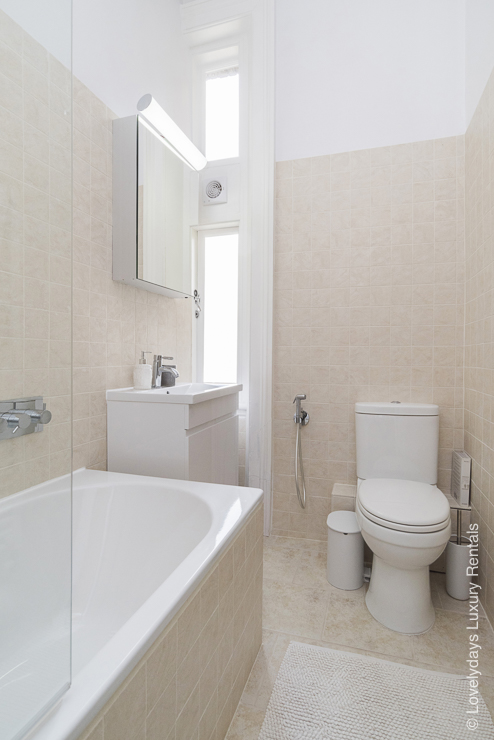 Lovelydays Luxury Rentals introduce you pictures of a huge charming flat in Chelsea, London.