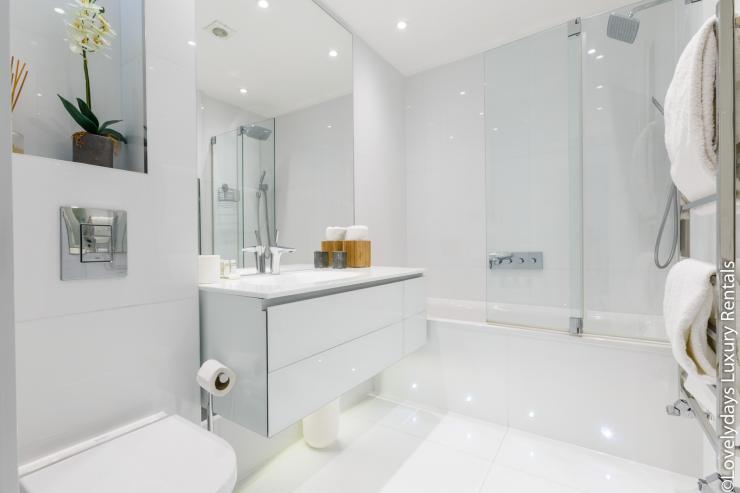 Lovelydays luxury service apartment rental - Covent Garden - Cockspur Street - Lovelysuite - 3 bedrooms - 2 bathrooms - Lovely shower - f9a324360421 - Lovelydays