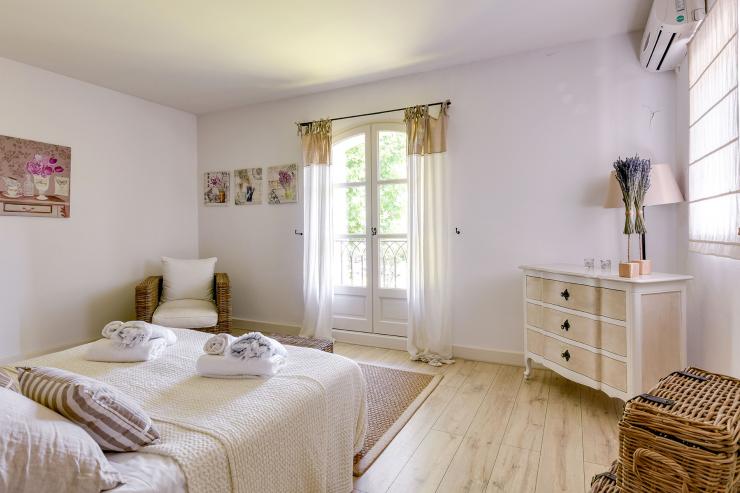 Lovelydays luxury service apartment rental - St Rémy de Provence and surroundings - Mas Ameu - Partner - 6 bedrooms - 6 bathrooms - Queen bed - 1a040532cd2e - Lovelydays