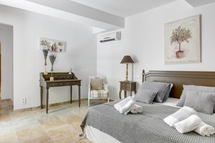 Lovelydays luxury service apartment rental - St Rémy de Provence and surroundings - Mas Ameu - Partner - 6 bedrooms - 6 bathrooms - Queen bed - bd13e7fb5443 - Lovelydays