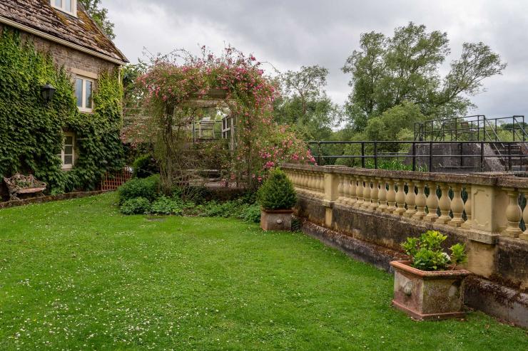 <p>Lovelydays Luxury Rentals introduce you pictures of a charming house in the heart of United Kingdom</p>