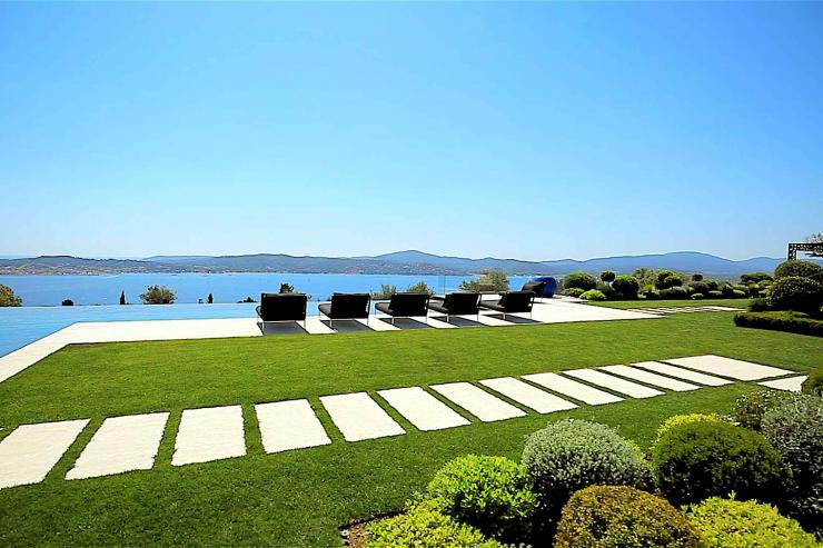 <p>Lovelydays Luxury Rentals introduce you pictures of a French Riviera villa L'Envol, France.</p>