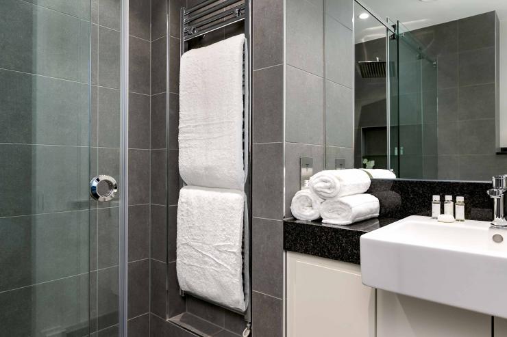Lovelydays luxury service apartment rental - London - Covent Garden - Prince's House 506 - Lovelysuite - 2 bedrooms - 2 bathrooms - Lovely shower - 4cab9abb0b48 - Lovelydays
