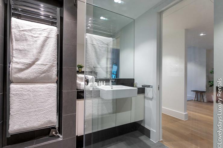 Lovelydays luxury service apartment rental - London - Covent Garden - Prince's House 601 - Lovelysuite - 2 bedrooms - 1 bathrooms - Lovely shower - f2584e0729aa - Lovelydays