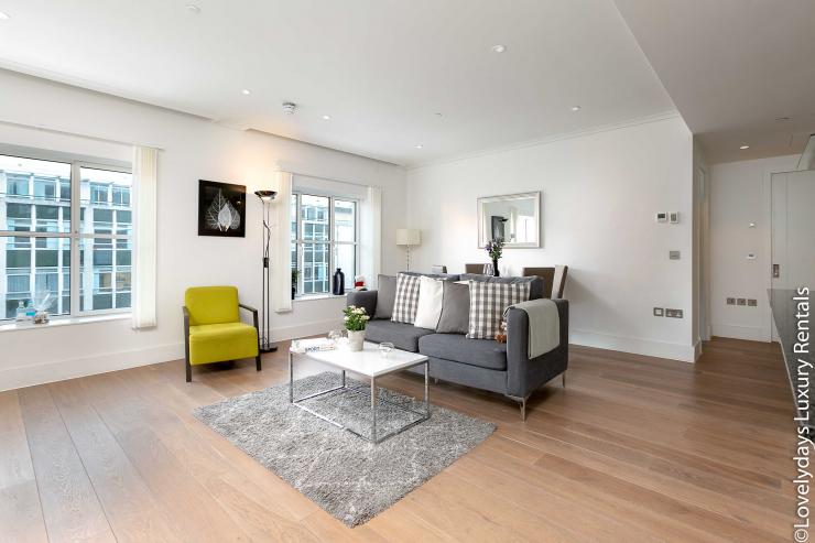 Lovelydays luxury service apartment rental - London - Covent Garden - Prince's House 603 - Lovelysuite - 2 bedrooms - 2 bathrooms - Luxury living room - Comfortable sofa - TV system - fc995afac1ff - Lovelydays
