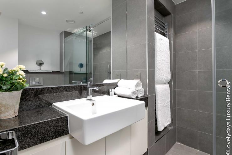 Lovelydays luxury service apartment rental - London - Covent Garden - Prince's House 603 - Lovelysuite - 2 bedrooms - 2 bathrooms - Lovely shower - ebe667946677 - Lovelydays