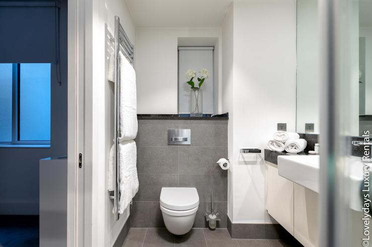 Lovelydays luxury service apartment rental - London - Covent Garden - Prince's House 603 - Lovelysuite - 2 bedrooms - 2 bathrooms - Lovely shower - a4d07a7ec46b - Lovelydays