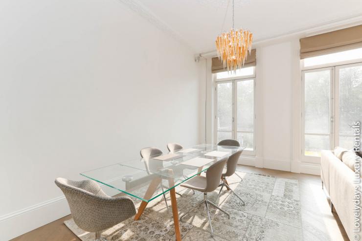 Lovelydays Luxury Rentals introduce you pictures of a huge design flat in Kensington, London.