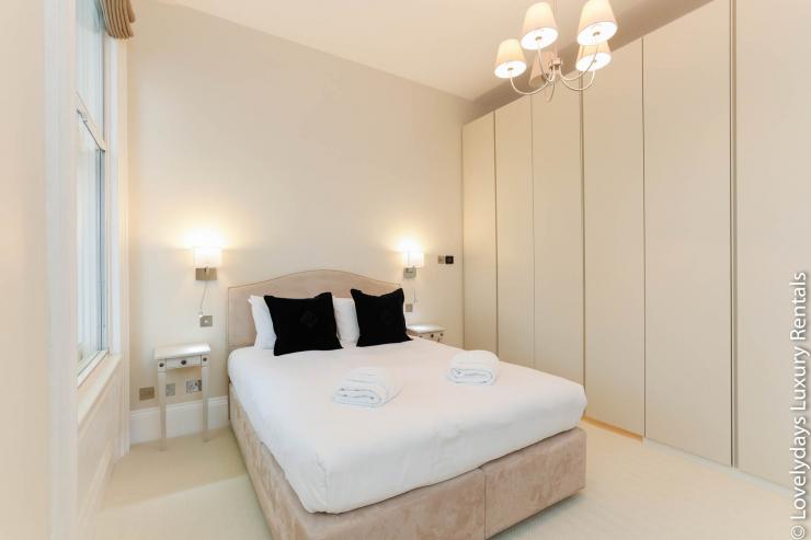 Lovelydays Luxury Rentals introduce you pictures of a huge design flat in Kensington, London.