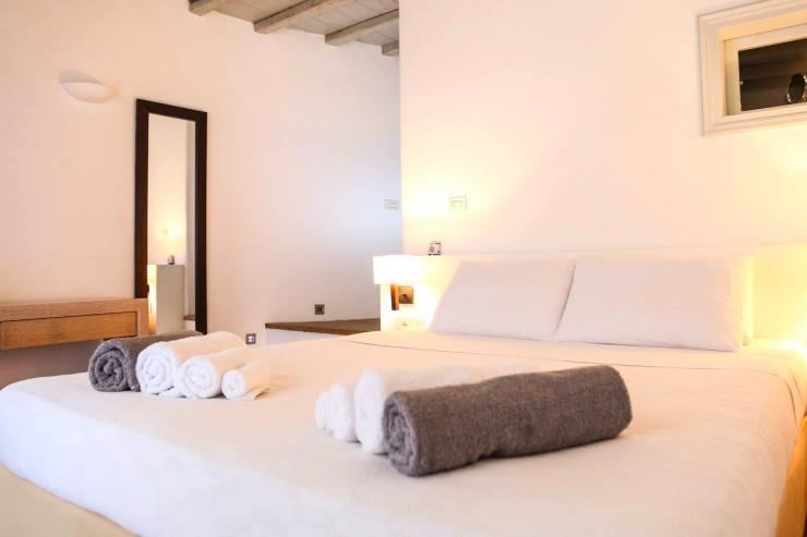 <p>Lovelydays Luxury Rentals introduce you pictures of a charming house in the heart of Mykonos</p>