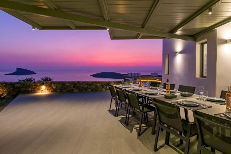 <p>Lovelydays Luxury Rentals introduce you pictures of a charming house in the heart of Syros</p>