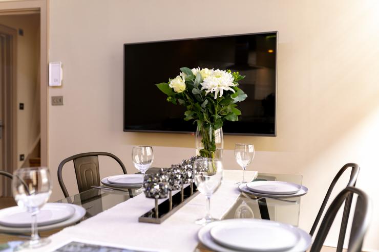 Lovelydays luxury service apartment rental - London - Fitzrovia - Wells Mews A - Lovelysuite - 2 bedrooms - 2 bathrooms - Dining living room - 5 star serviced apartments in london - 31895eb6046f - Lovelydays
